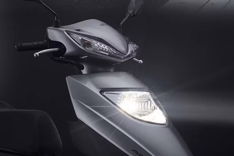 Chiều cao yên xe 740 mm phù hợp với nhiều đối tượng, đặc biệt là những người mới học lái và phụ nữ có vóc dáng nhỏ nhắn. Về tính thực dụng, NS125U được thiết kế với sàn để chân phẳng rộng 430 mm, tạo không gian thoải mái cho người dùng và thuận tiện khi chở thêm đồ.