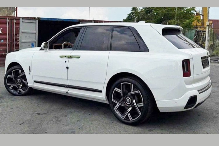 Ngoại thất của chiếc SUV siêu sang Rolls-Royce Cullinan Series II bản Black Badge đầu tiên về Việt Nam có màu trắng, khá lạ so với dòng này đa phần sơn đen, ở ngoại thất, xe có nhiều chi tiết sơn đen, để thể hiện đây là 1 bản Black Badge và bộ mâm cũng khác biệt. Ngoài ra, mẫu SUV siêu sang này còn được bổ sung cản trước mới và lưới tản nhiệt tích hợp đèn LED ẩn.