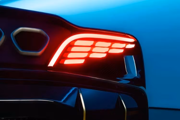 Khoang lái được thiết kế ấn tượng không kém ngoại thất, với vô-lăng tích hợp nhiều nút điều khiển, màn hình trung tâm đặt dọc, cụm đồng hồ kỹ thuật số bán phần, đèn nội thất ambient, và tông màu da trắng - đen - xanh tương phản.