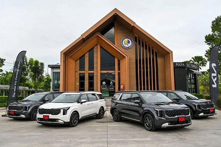 Thái thị trường Thái Lan, xe Carnival Hybrid 2026 được cung cấp bốn màu ngoại thất gồm trắng Snow Flake White Pearl, đen Jet Black, xám Meteor Grey và xanh Astra Blue, đi kèm hai tùy chọn nội thất: đen (Premium) hoặc đen – nâu (Luxury).