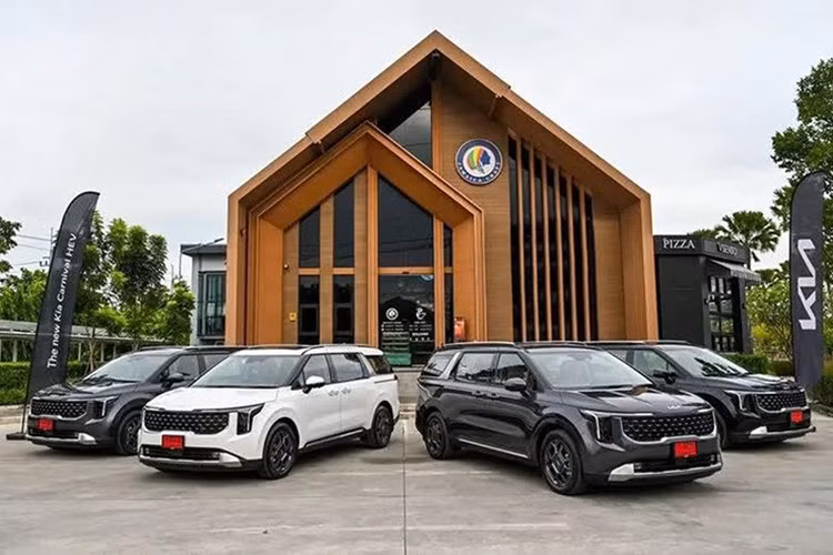 Thái thị trường Thái Lan, xe Carnival Hybrid 2026 được cung cấp bốn màu ngoại thất gồm trắng Snow Flake White Pearl, đen Jet Black, xám Meteor Grey và xanh Astra Blue, đi kèm hai tùy chọn nội thất: đen (Premium) hoặc đen – nâu (Luxury).