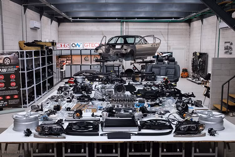 Những năm 2000, anh từng mơ ước sở hữu E46 nhưng điều kiện chưa cho phép. Mãi đến năm 2021, anh mới vô tình mua lại được một chiếc 325i E46 cũ với dự định ban đầu chỉ sửa sang cơ bản để thỏa lòng. Thế nhưng, càng tìm hiểu và tháo dỡ, anh càng khao khát đưa xe trở về đúng chuẩn nguyên bản, từ đó dự án “khôi phục giấc mơ” bắt đầu.