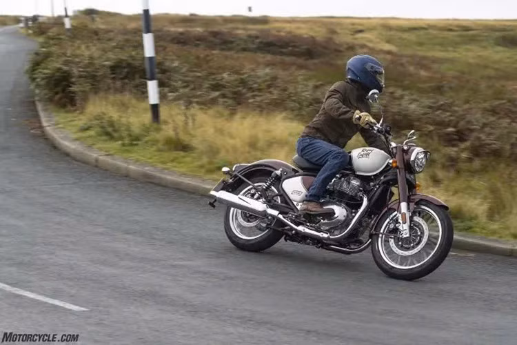 Tại Thái Lan, Royal Enfield Classic 650 2025 được bán ra với giá khởi điểm 7.700 – 8.000 USD (tương đương khoảng 189 – 197 triệu đồng), đi kèm ba lựa chọn màu sơn khác nhau. Dự đoán, mẫu xe này sẽ về Việt nam vào khoảng đầu năm 2026.