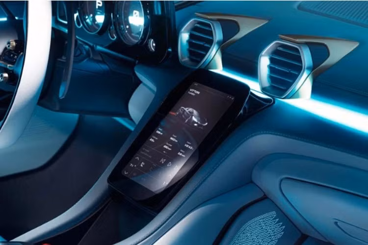 Hiện chưa rõ Turbio được phát triển trên nền tảng riêng hay mượn khung sườn sẵn có. Tuy nhiên, kích thước, trục cơ sở và trọng lượng khô của xe trùng khớp với Lamborghini Revuelto, khiến nhiều người nghi ngờ có sự chia sẻ cấu trúc kỹ thuật.