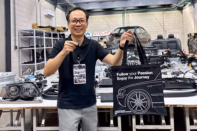 Với anh Tuấn Combat - người sáng lập Glanz International, đơn vị chuyên chăm sóc những chiếc siêu xe, siêu sang, đồng thời sở hữu thương hiệu chuỗi rửa xe Aerowash. Theo chia sẻ thì BMW 325i E46 không chỉ là một chiếc xe mà còn là biểu tượng của ước mơ tuổi trẻ.