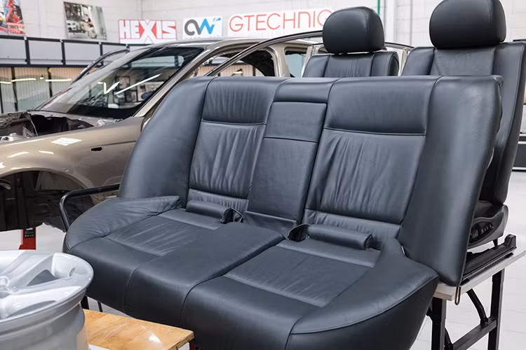 Đặc biệt, anh còn chú trọng đến cả những chi tiết tưởng chừng không quan trọng. Chính sự cầu toàn này khiến chi phí đội lên cao, nhưng đổi lại, chiếc xe sau khi hoàn thiện sẽ gần như đạt tình trạng mới xuất xưởng.