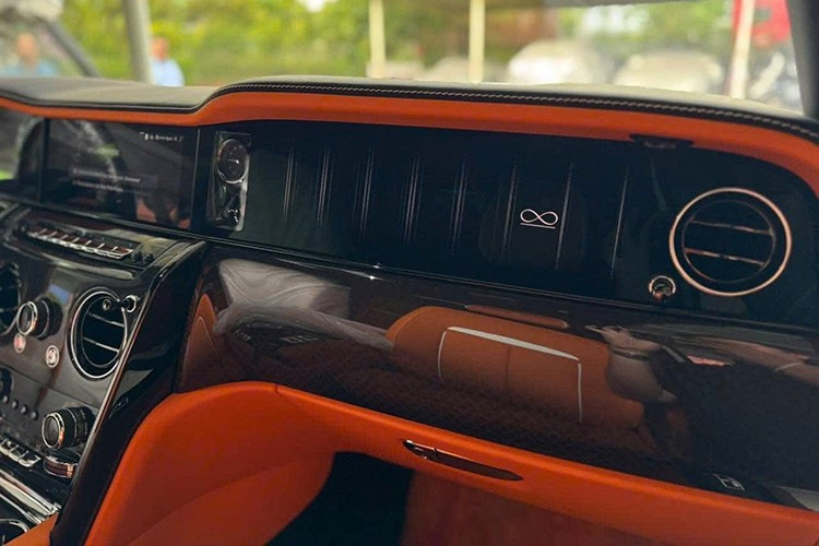 Ngoài ra, nội thất của Rolls-Royce Cullinan Series II Black Badge còn được bổ sung mặt táp-lô kỹ thuật số tương tự người anh em Rolls-Royce Spectre EV. Bên dưới đồng hồ là biểu tượng "thiếu phụ bay" Spirit of Ecstasy nhỏ.