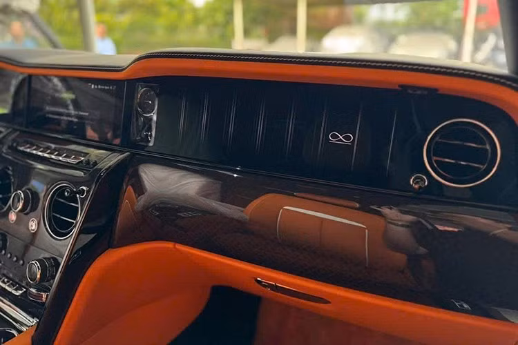 Ngoài ra, nội thất của Rolls-Royce Cullinan Series II Black Badge còn được bổ sung mặt táp-lô kỹ thuật số tương tự người anh em Rolls-Royce Spectre EV. Bên dưới đồng hồ là biểu tượng "thiếu phụ bay" Spirit of Ecstasy nhỏ.