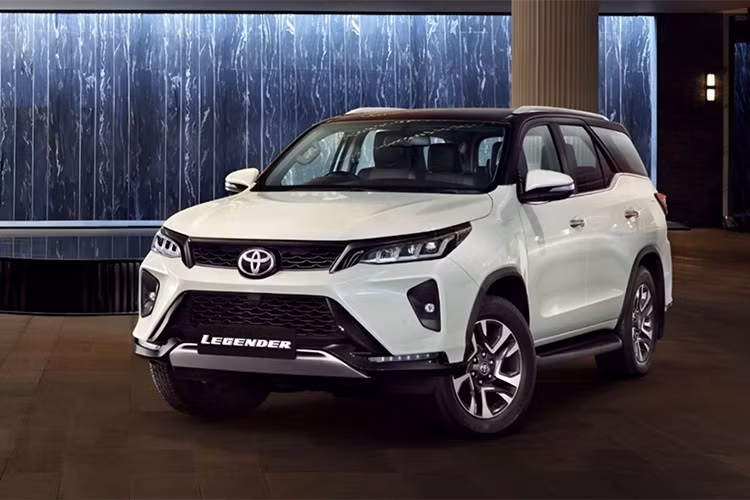 Mẫu xe SUV Toyota Fortuner thế hệ mới sẽ có kiểu dáng vuông vức, lưới tản nhiệt mới và cụm đèn LED được tinh gọn. Tổng thể thiết kế được định hướng hiện đại hơn nhưng vẫn giữ đặc trưng của dòng SUV khung gầm rời.