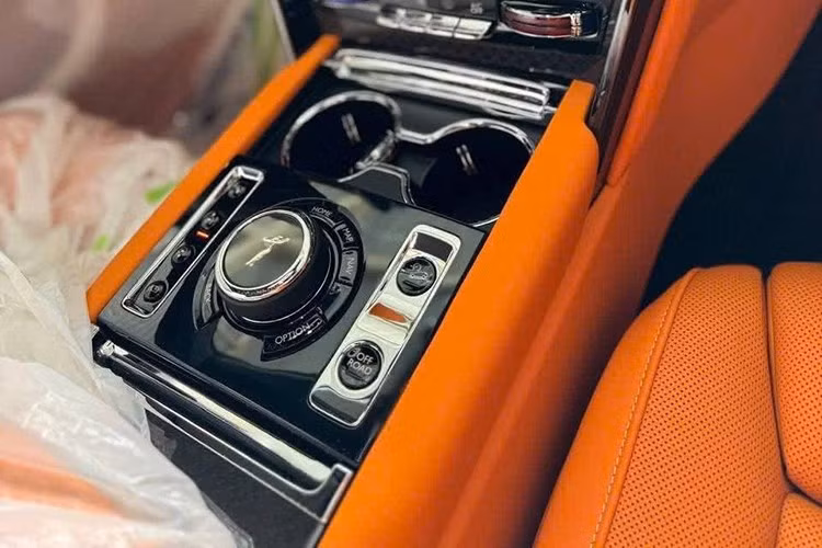 Về vận hành, so với phiên bản Cullinan Series II tiêu chuẩn vừa về nước trước đó, bản Black Badge sở hữu sức mạnh được cải thiện. Xe vẫn sử dụng động cơ V12 dung tích 6,75 lít tăng áp kép, nhưng công suất tăng từ 562 mã lực lên 592 mã lực.