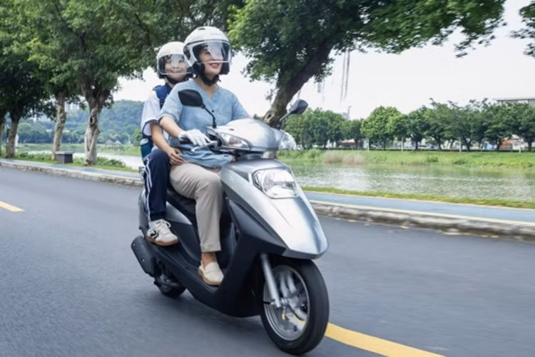 Đối với những ai muốn an toàn hơn, phiên bản CBS có giá 8.180 nhân dân tệ (khoảng 30,29 triệu đồng), trong khi phiên bản CBS có thêm cốp sau có giá 8.380 nhân dân tệ (khoảng 31 triệu đồng). Đặc biệt, phiên bản ABS cao cấp nhất có giá 8.880 nhân dân tệ (khoảng 32,9 triệu đồng), trang bị hệ thống chống bó cứng phanh, mang lại sự an toàn tối ưu.