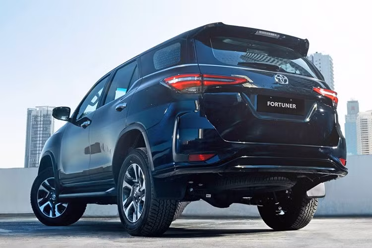 Về thiết kế, các thông tin ban đầu cho thấy Fortuner sẽ tiếp tục có phần đầu xe riêng biệt, thay vì chia sẻ toàn bộ với Hilux. Toyota được cho là sẽ điều chỉnh diện mạo để phù hợp hơn với nhóm khách hàng gia đình.