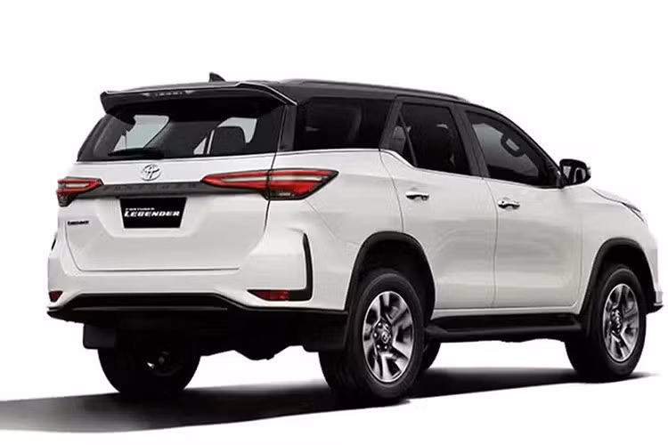 Dù chưa có lịch ra mắt chính thức, nhiều khả năng Toyota sẽ giới thiệu Fortuner mới trong năm 2026. Mẫu SUV này sẽ tiếp tục cạnh tranh với Ford Everest, Isuzu mu-X, Mitsubishi Montero Sport và Nissan Terra trong phân khúc SUV cỡ trung.