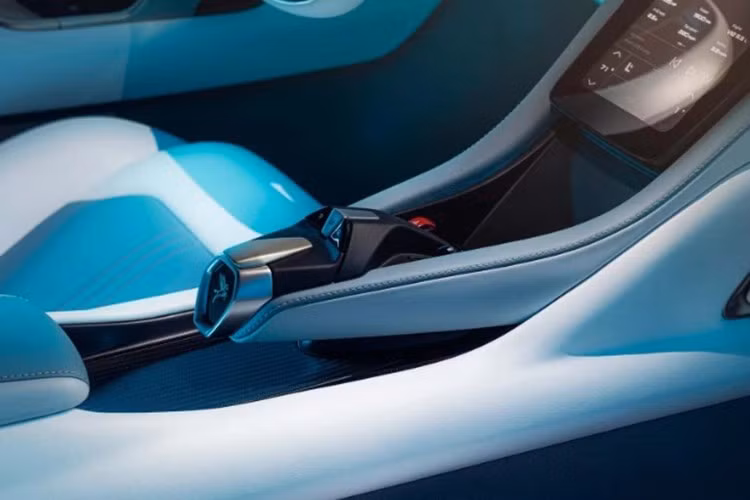 Sức mạnh của Turbio đến từ động cơ V12 hút khí tự nhiên 6,8 lít do Italtecnica chế tạo, kết hợp mô-tơ điện cho tổng công suất 1.100 mã lực. Xe có thể đạt 100 km/h chỉ sau 2,5 giây, tua máy tối đa gần 9.000 vòng/phút.