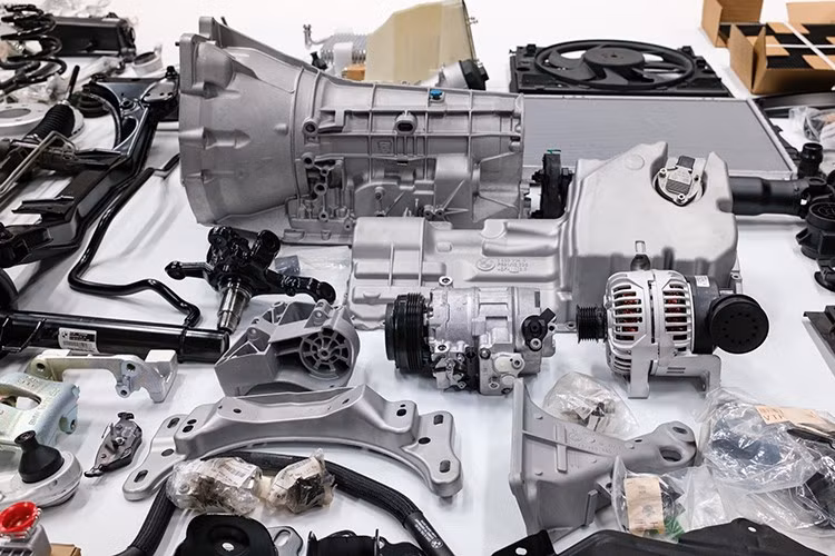 Sự cầu toàn thể hiện ở việc nhiều chi tiết dù còn dùng được nhưng anh vẫn quyết định thay mới để đảm bảo độ nguyên bản. Có những món phụ tùng tưởng chừng đơn giản nhưng giá trị khó tin, như một tấm nỉ cách âm có giá hơn 14 triệu đồng tại dealer BMW ở Đức.