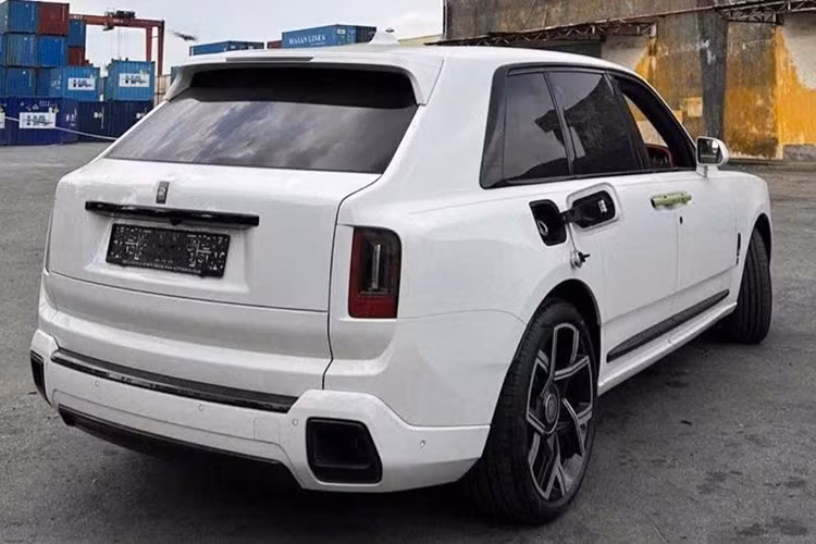 Đáng chú ý hơn, đây không phải là xe Rolls-Royce Cullinan Series II tiêu chuẩn, mà là bản Black Badge. Như vậy, đây cũng chính là xe SUV siêu sang Rolls-Royce Cullinan Series II Black Badge đầu tiên lộ ảnh có mặt tại thị trường Việt Nam.