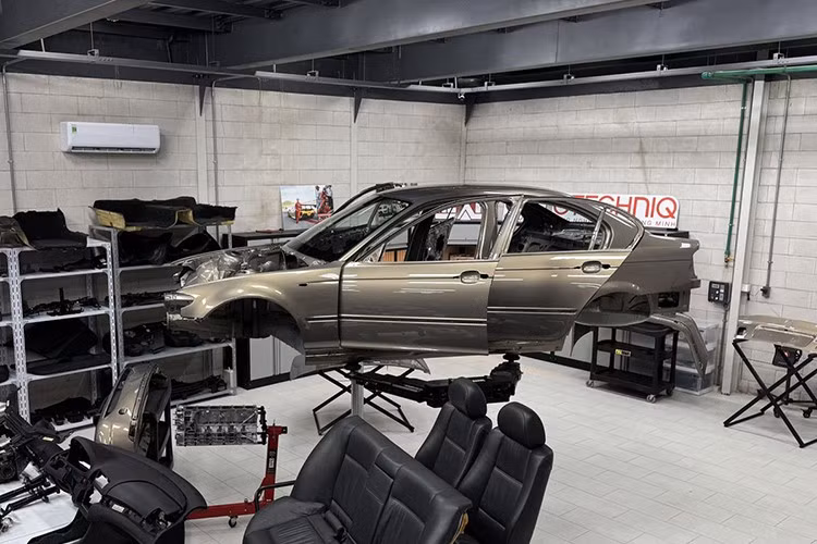 Sau gần 4 năm kể từ ngày bắt đầu, dự án phục chế chiếc BMW 325i E46 của anh Tuấn Combat đã gần về đích. Nếu đúng tiến độ, thì dự kiến khoảng một tháng nữa, chiếc xe sẽ hoàn thiện và sẵn sàng cho lần tái xuất.