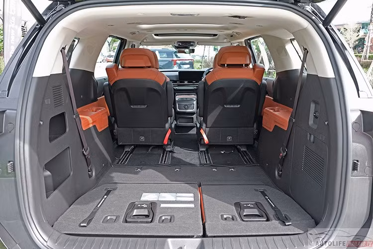 Hệ thống an toàn đạt tiêu chuẩn cao nhất của KIA với 8 túi khí và gói ADAS, gồm phanh tự động khẩn cấp, giữ làn đường, ga tự động thích ứng, cảnh báo điểm mù, camera 360 độ, cùng nhiều tính năng hỗ trợ người lái nâng cao.