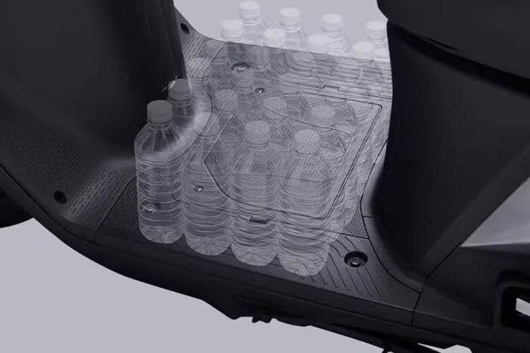 Xe có thể đạt tốc độ tối đa 90 km/h, phù hợp cho việc di chuyển hàng ngày và các chuyến dã ngoại. Tính năng khởi động êm ái ACG giúp khởi động xe gần như không gây tiếng động.