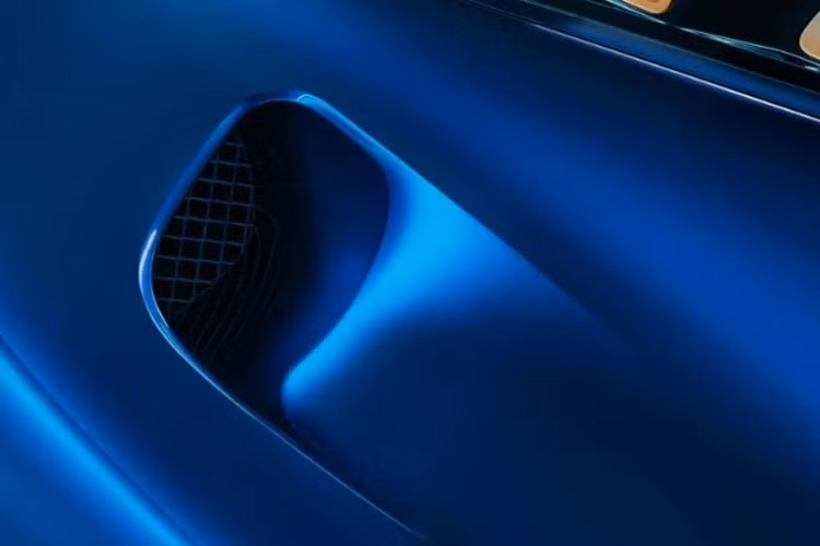 Chiến dịch hé lộ đầu tiên của Vittori từng nhấn mạnh yếu tố “AI-assisted design” (thiết kế có sự hỗ trợ của AI), song cụm từ này đã biến mất trong thông cáo chính thức của Pininfarina, khiến giới yêu xe càng tò mò.