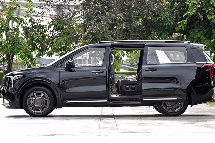 Cả hai bản đều được KIA Sales Thái Lan áp dụng chính sách bảo hành toàn diện, gồm: bảo hành xe 7 năm hoặc 150.000 km, bảo hành pin cao áp 8 năm hoặc 160.000 km, miễn phí bảo dưỡng 3 năm hoặc 30.000 km (khách hàng cũ và gia đình được nâng lên 5 năm hoặc 50.000 km), hỗ trợ cứu hộ 24/7 trong 7 năm, miễn phí bảo hiểm năm đầu tiên và ưu đãi lãi suất 1,77%.