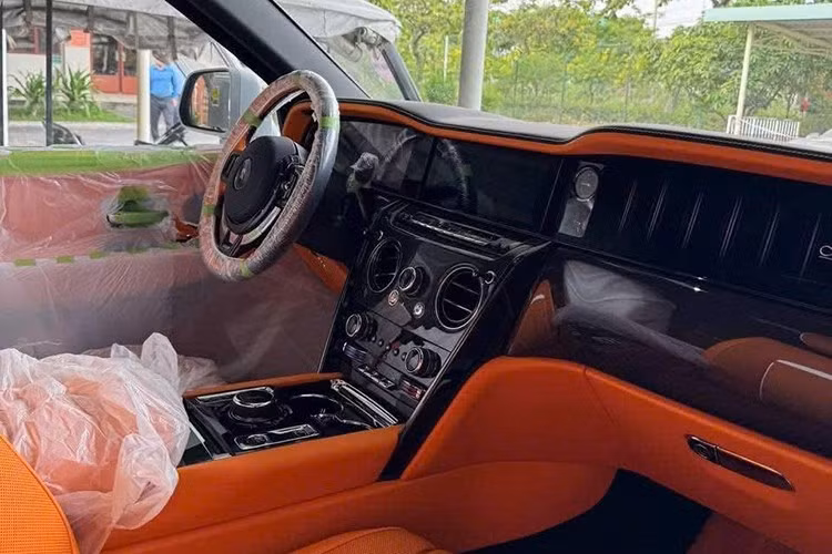 Bên trong khoang lái, chiếc SUV siêu sang Rolls-Royce Cullinan Series II Black Badge này có màu cam cùng vô số chi tiết màu đen, đặc biệt là nhiều chi tiết làm từ carbon và tất nhiên có ký hiệu vô cực của dòng xe hiệu năng cao nhà Rolls-Royce Cullinan Series II.