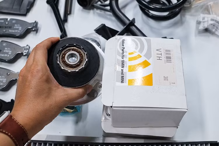 Trong cộng đồng BMW E46 tại Việt Nam, không hiếm người bỏ ra 150 - 200 triệu để mua xe, sau đó chi thêm vài trăm triệu để sửa sang và sử dụng. Tuy nhiên, để nâng cấp một dự án lên tầm 1,5 tỷ đồng như anh Tuấn thì thật sự hiếm có.