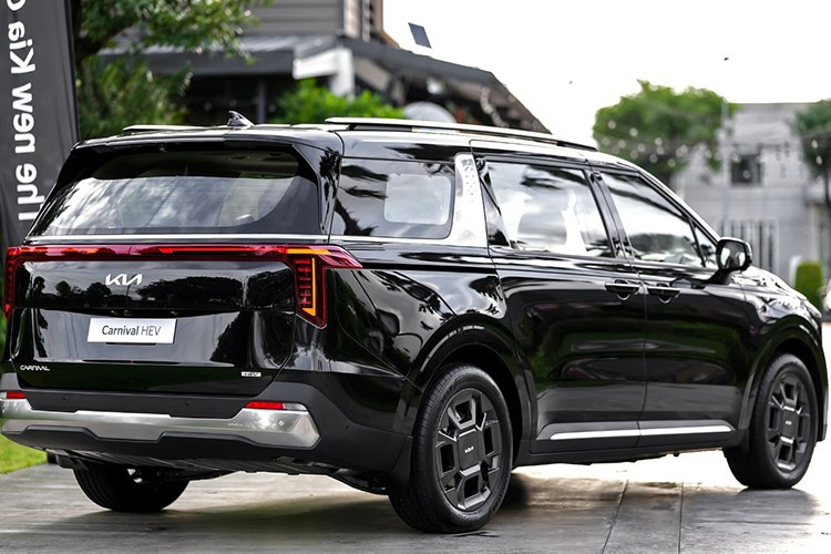 Về thiết kế, Carnival HEV có kích thước dài 5.155 mm, rộng 1.995 mm, cao 1.785 mm, trục cơ sở 3.090 mm, nằm trong cùng phân khúc với các đối thủ như Zeekr 009, Xpeng X9, Denza D9 hay MG Maxus 9.