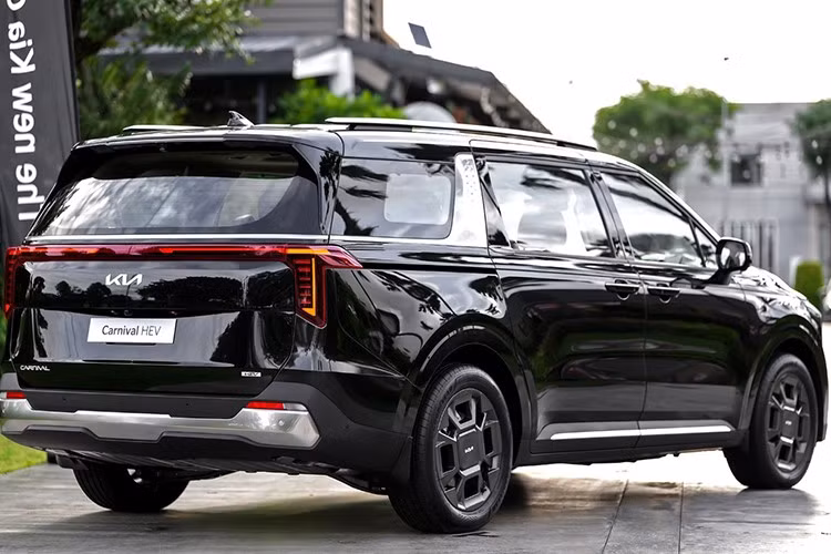 Về thiết kế, Carnival HEV có kích thước dài 5.155 mm, rộng 1.995 mm, cao 1.785 mm, trục cơ sở 3.090 mm, nằm trong cùng phân khúc với các đối thủ như Zeekr 009, Xpeng X9, Denza D9 hay MG Maxus 9.