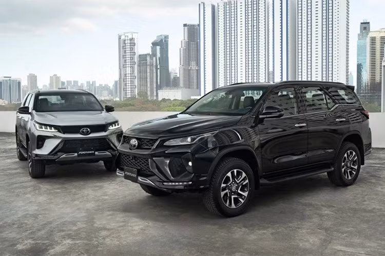 Sự xuất hiện của Toyota Hilux thế hệ mới – mẫu bán tải cùng nền tảng, được xem là dấu hiệu cho thấy Fortuner thế hệ tiếp theo đang trong quá trình hoàn thiện. Toyota Fortuner hiện là một trong những mẫu SUV cỡ trung phổ biến tại Đông Nam Á và Ấn Độ, nên việc ra mắt thế hệ mới được đánh giá là cần thiết để duy trì sức cạnh tranh.