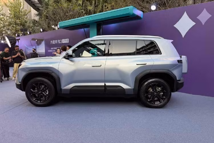 Về kích thước và thiết kế, Fang Cheng Bao Ti3 Flash Charging Edition 2026 vẫn giữ nguyên như trước. Xe sở hữu kích thước dài x rộng x cao lần lượt 4.605 x 1.900 x 1.720 mm và chiều dài cơ sở 2.745 mm.