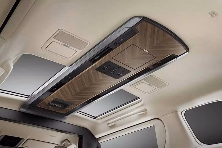 Về vận hành, LM 500h vẫn sử dụng động cơ tăng áp 2.4L kết hợp hai mô-tơ điện, cho tổng công suất 366 mã lực. Hệ thống hybrid tự sạc truyền động qua hộp số tự động 6 cấp, đi kèm hệ dẫn động AWD tiêu chuẩn.