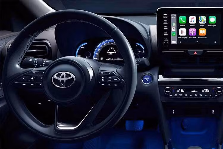 Bên cạnh nâng cấp công nghệ, thiết kế ngoại thất của Yaris Cross 2027 cũng được cho là sẽ thay đổi theo hướng hiện đại và sắc sảo hơn. Một số nguồn tin cho rằng mẫu xe có thể mang phong cách thiết kế lấy cảm hứng từ Toyota Crown Crossover, với những đường nét góc cạnh và thể thao hơn so với phiên bản hiện tại.