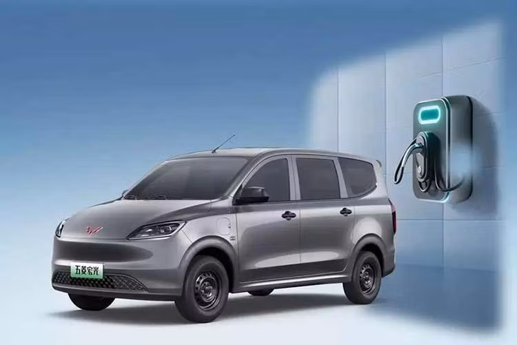 Với sạc nhanh DC, xe mất khoảng 30 phút để sạc từ 30% lên 80% pin. Với sạc chậm AC, thời gian sạc từ 20% lên 100% là 9,8 giờ. Tốc độ tối đa đạt 135 km/h. Ngoài Hongguang EV, trong năm 2026 này, Wuling còn tung phiên bản 5 cửa mới của dòng xe Hongguang Mini EV tại Việt Nam. Trong khi đó, phiên bản 3 cửa cũ của Wuling Hongguang Mini EV đã bị ngừng bán từ cuối năm 2025.