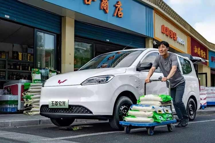 Tại thị trường Trung Quốc, mẫu xe MPV chạy điện Wuling Hongguang EV bán ra 2 phiên bản và giá bán từ 69.800-72.800 Nhân dân tệ (khoảng 244-255 triệu đồng). Xe sở hữu kích thước dài x rộng x cao lần lượt 4.515 x 1.725 x 1.790 mm và chiều dài cơ sở 2.850 mm.