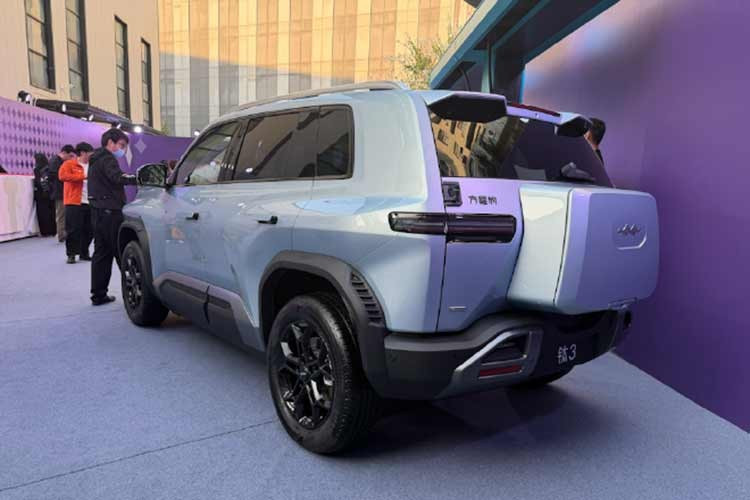 Ghế ngồi trước của xe được hỗ trợ thắt lưng 4 hướng, tủ lạnh với chế độ làm mát/hâm nóng thông minh và ổ cắm điện 220V AC trong xe. Hệ thống âm thanh Devialet 14 loa, đèn pin và micro độc quyền của Fang Cheng Bao cũng được trang bị cho mẫu SUV cỡ C này.