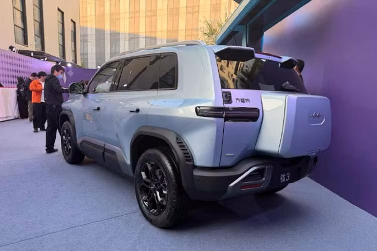 Ghế ngồi trước của xe được hỗ trợ thắt lưng 4 hướng, tủ lạnh với chế độ làm mát/hâm nóng thông minh và ổ cắm điện 220V AC trong xe. Hệ thống âm thanh Devialet 14 loa, đèn pin và micro độc quyền của Fang Cheng Bao cũng được trang bị cho mẫu SUV cỡ C này.