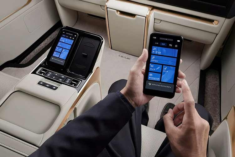 Bảng điều khiển trung tâm phía sau cũng được nâng cấp với cổng USB-C công suất tổng 60W, đủ để sạc nhanh điện thoại hoặc duy trì nguồn cho laptop trong những chuyến đi dài.