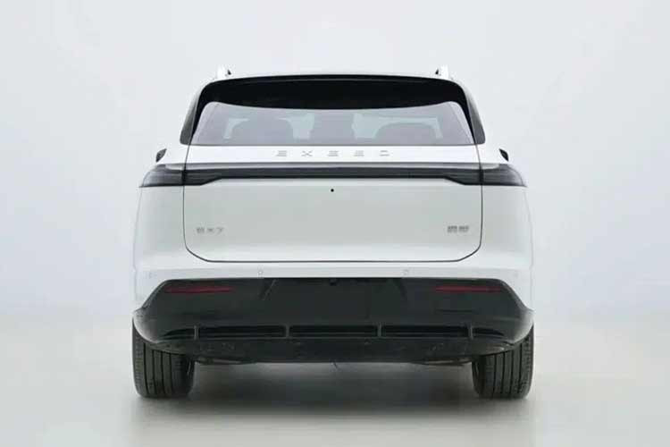 Exeed EX7 sở hữu các thông số vật lý ấn tượng với chiều dài 4.988 mm, rộng 1.975 mm và cao 1.710 mm. Đáng chú ý nhất là chiều dài cơ sở lên tới 3.000 mm, hứa hẹn mang lại không gian nội thất cực kỳ thoải mái cho cấu hình 5 chỗ ngồi. Những hình ảnh xuất hiện trong hồ sơ MIIT cho thấy, Exeed EX7 sở hữu phong cách thiết kế đặc trưng của các SUV điện thế hệ mới.