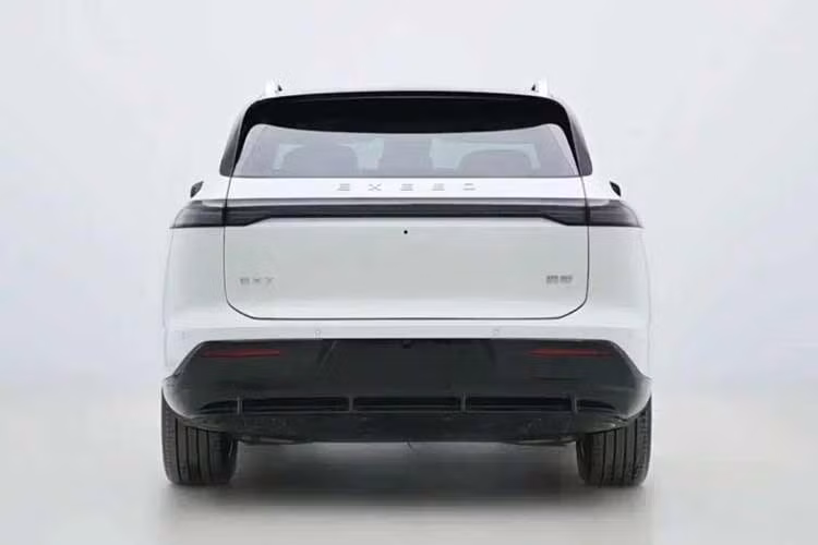 Exeed EX7 sở hữu các thông số vật lý ấn tượng với chiều dài 4.988 mm, rộng 1.975 mm và cao 1.710 mm. Đáng chú ý nhất là chiều dài cơ sở lên tới 3.000 mm, hứa hẹn mang lại không gian nội thất cực kỳ thoải mái cho cấu hình 5 chỗ ngồi. Những hình ảnh xuất hiện trong hồ sơ MIIT cho thấy, Exeed EX7 sở hữu phong cách thiết kế đặc trưng của các SUV điện thế hệ mới.