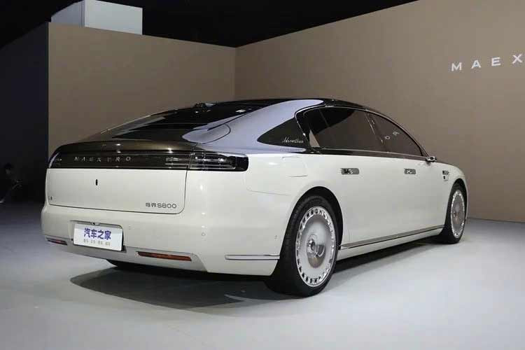 Chẳng hạn, mẫu Xiaomi SU7 gây chú ý khi có khả năng tăng tốc từ 0-100 km/h chỉ trong 2,1 giây, nhanh hơn Porsche Taycan (2,7 giây). Xe cũng đạt tốc độ tối đa lên tới 350 km/h, cao hơn đáng kể so với 270 km/h của Taycan. Công suất và mô-men xoắn của SU7 đạt 1.548 mã lực và 1.770 Nm, gần gấp đôi đối thủ, trong khi giá bán chỉ bằng khoảng một phần ba.