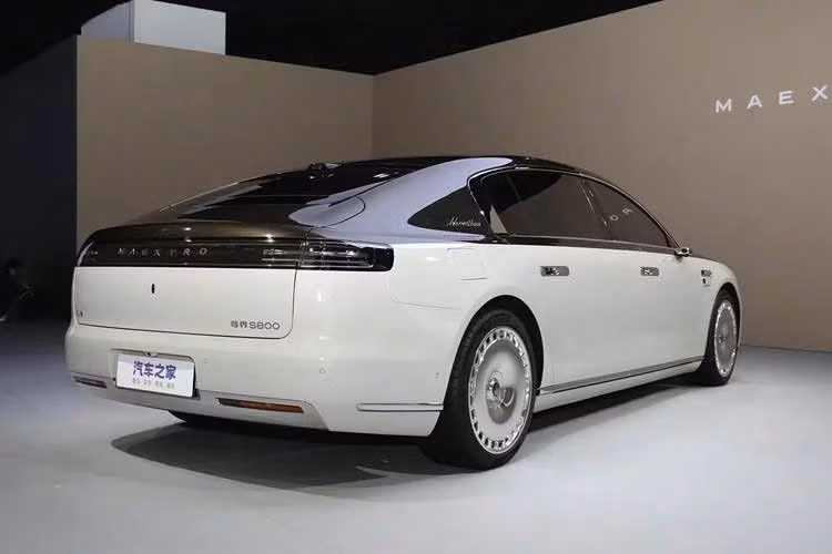 Chẳng hạn, mẫu Xiaomi SU7 gây chú ý khi có khả năng tăng tốc từ 0-100 km/h chỉ trong 2,1 giây, nhanh hơn Porsche Taycan (2,7 giây). Xe cũng đạt tốc độ tối đa lên tới 350 km/h, cao hơn đáng kể so với 270 km/h của Taycan. Công suất và mô-men xoắn của SU7 đạt 1.548 mã lực và 1.770 Nm, gần gấp đôi đối thủ, trong khi giá bán chỉ bằng khoảng một phần ba.