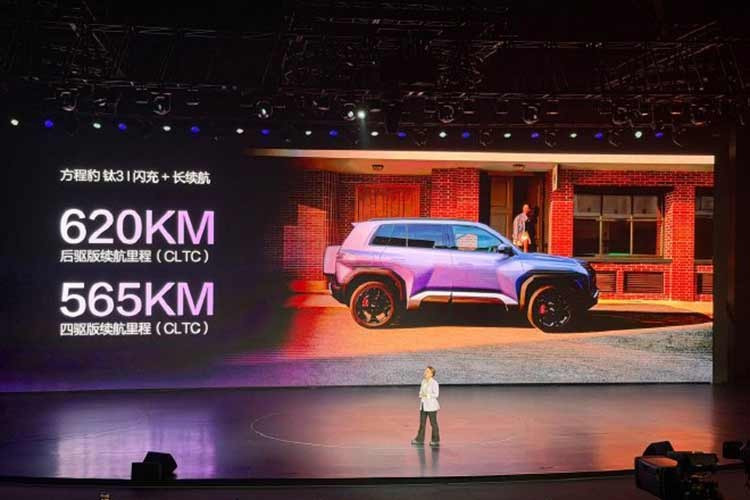 Tại thị trường Trung Quốc, mẫu xe SUV Fang Cheng Bao Ti3 Flash Charging Edition có 2 bản trang bị là dẫn động cầu sau RWD và dẫn động 4 bánh toàn thời gian AWD với giá bán từ 153.800-169.800 Nhân dân tệ (khoảng 538-594 triệu đồng).