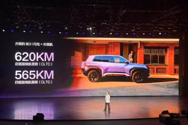 Tại thị trường Trung Quốc, mẫu xe SUV Fang Cheng Bao Ti3 Flash Charging Edition có 2 bản trang bị là dẫn động cầu sau RWD và dẫn động 4 bánh toàn thời gian AWD với giá bán từ 153.800-169.800 Nhân dân tệ (khoảng 538-594 triệu đồng).