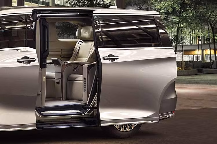 Mức giá xe Lexus LM500h 2026 làn này cao hơn 200.000 yên so với trước, trong khi bản Executive trước đó cũng đã được điều chỉnh tăng thêm 100.000 yên. Dù LM đã là một trong những mẫu minivan xa xỉ nhất của Lexus, vị thế này trong tương lai có thể phải đối mặt với thách thức từ chính nội bộ hãng.