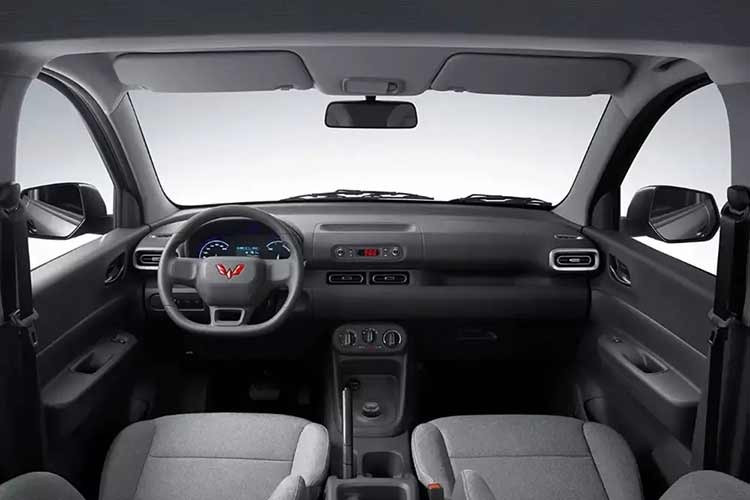 Trọng lượng không tải của xe là 1.275 kg. Như vậy, xe có chiều dài như Mitsubishi Xpander nhưng chiều dài cơ sở lại ngang ngửa VinFast Limo Green. Ngoại thất Wuling Hongguang EV sở hữu thiết kế khá đơn giản với thiết kế đầu xe bo tròn và mặt ca-lăng đóng kín, phù hợp với xu hướng thiết kế của xe năng lượng mới. Logo thương hiệu được chuyển lên nắp ca-pô.