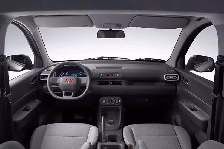 Trọng lượng không tải của xe là 1.275 kg. Như vậy, xe có chiều dài như Mitsubishi Xpander nhưng chiều dài cơ sở lại ngang ngửa VinFast Limo Green. Ngoại thất Wuling Hongguang EV sở hữu thiết kế khá đơn giản với thiết kế đầu xe bo tròn và mặt ca-lăng đóng kín, phù hợp với xu hướng thiết kế của xe năng lượng mới. Logo thương hiệu được chuyển lên nắp ca-pô.