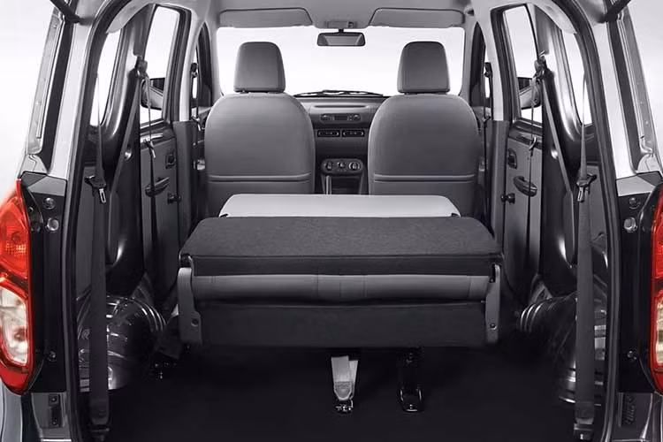 Wuling Hongguang EV cung cấp 2 cấu hình ghế là 5 chỗ (2+3) và 6 chỗ (2+2+2). Hàng ghế thứ hai của bản 5 chỗ có thể gập xuống. Trong khi đó, cả ba hàng ghế của bản 6 chỗ đều có thể gập phẳng. Dung tích khoang hành lý tối đa đạt 2.800 lít.