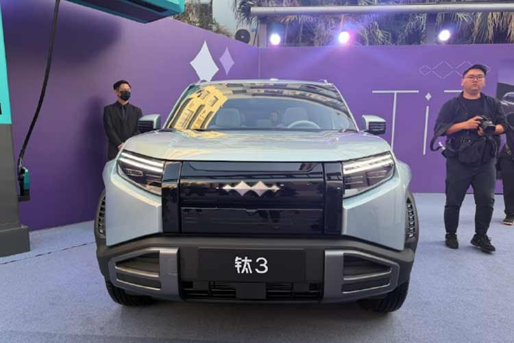 Ở bản cao cấp, xe có thêm mâm 19 inch 5 chấu màu đen khói, cùm phanh cố định 4 piston phía trước đi kèm đĩa phanh tản nhiệt, hệ thống nhận diện địa hình thông minh iATS, hệ thống kiểm soát mô-men xoắn iTAC, ghế lái chỉnh điện 8 hướng/nhớ vị trí, ghế phụ chỉnh điện 6 hướng tích hợp bệ đỡ bắp chân.