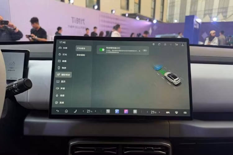 Pin của mẫu xe SUV Fang Cheng Bao Ti3 Flash Charging Edition 2026 được tích hợp vào khung xe. Xe có khả năng cấp điện ra ngoài với công suất 6 kW.